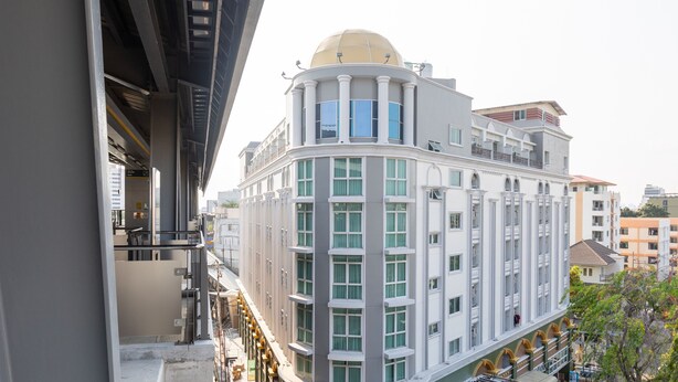 Un edificio de varios pisos con una cúpula destacada y grandes ventanales.