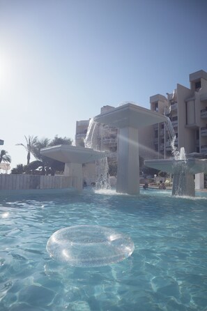 Piscine extérieure (ouverte en saison)