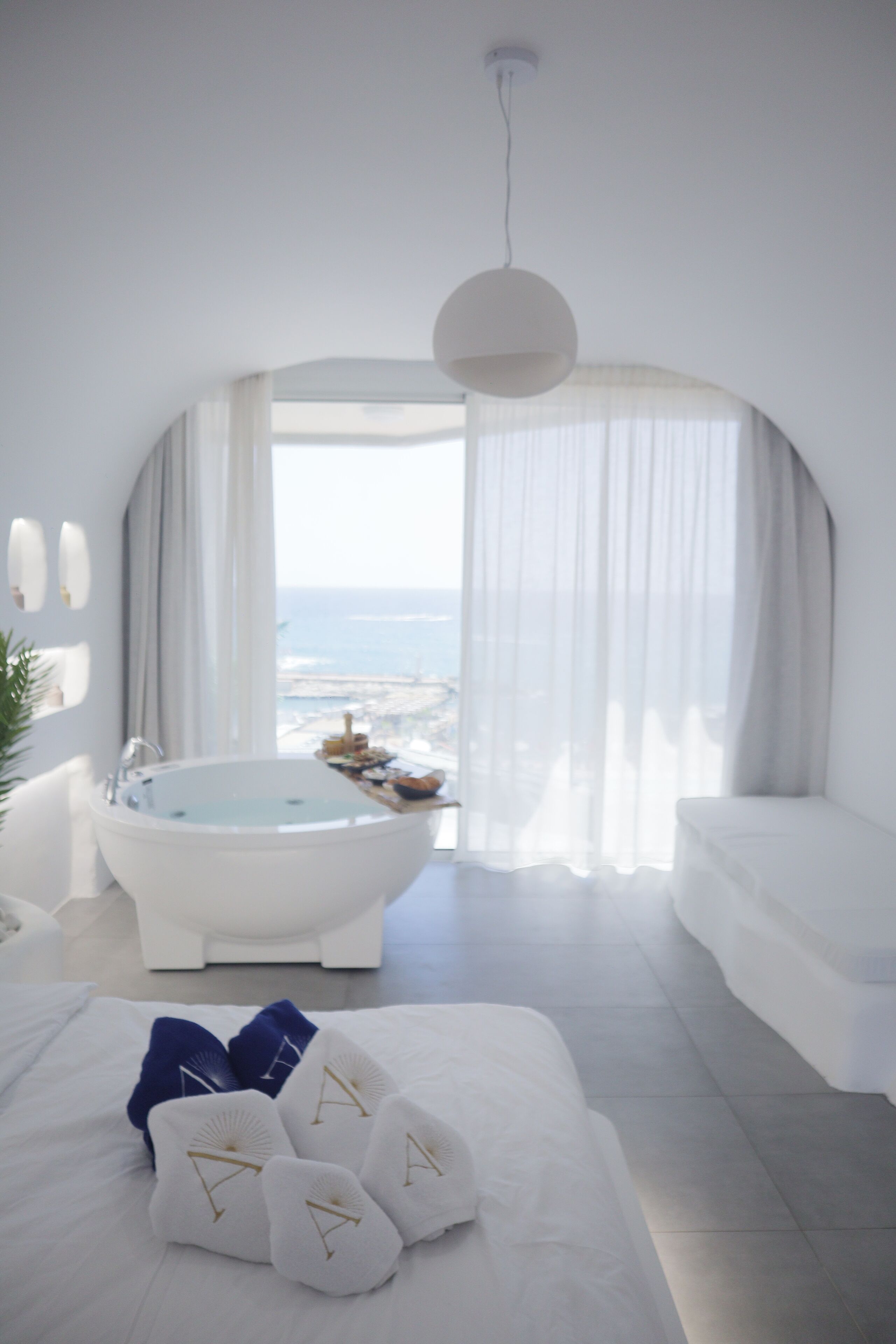 Kamar Double Deluks, balkon, pemandangan laut | Makan di kamar