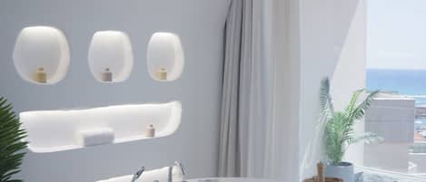 Habitación Deluxe doble, balcón, vistas al mar | Caja fuerte, cortinas opacas, sistema de insonorización