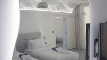Een moderne hotelkamer met twee bedden, een flatscreen televisie en een groot raam.