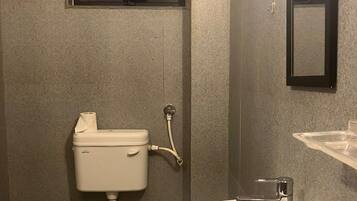 Dusche, Bidet, Handtücher, Seife