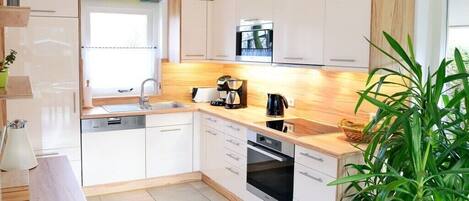 Køleskab, mikrobølgeovn, ovn, kogeplade