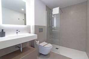 Douche, séchoir à cheveux, serviettes fournies