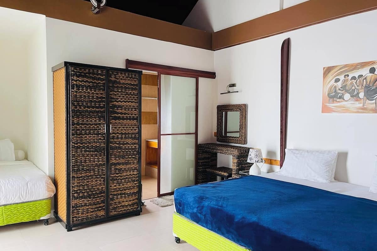 Chambre familiale double ou avec lits jumeaux, balcon, vue sur le jardin | Coffre-fort, bureau, fer et planche Ă repasser, accĂšs au Wi-Fi (inclus)