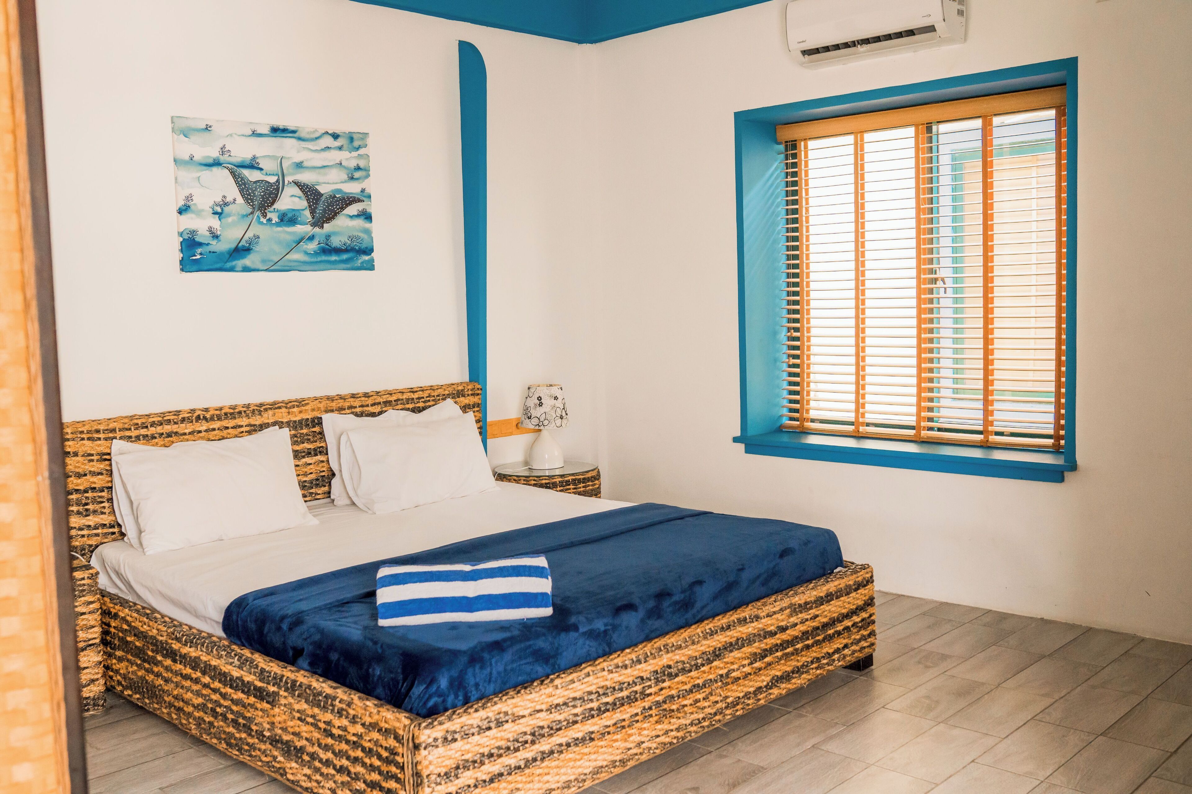 Minibar, safe på rommet, skrivebord og strykejern/-brett