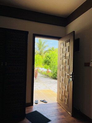 Minibar, caja de seguridad en la habitación y escritorio