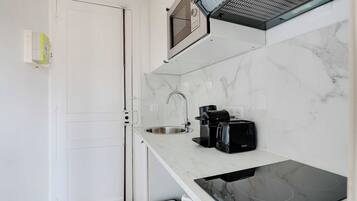 Coffee/tea maker, fridge, microwave, stovetop