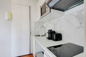 Refrigerador, microondas, parrilla de estufa y cafetera y tetera