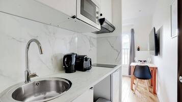 Micro-ondes, plaque de cuisson, cafetière/bouilloire, grille-pain