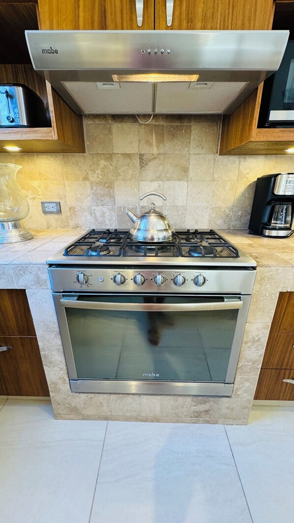 Fridge, microwave, oven, stovetop - Ajijic 1 Bedroom Guesthouse -Walk To Everything -Patio -Bikes - Pickleball Court (San Antonio Tlayacapan)