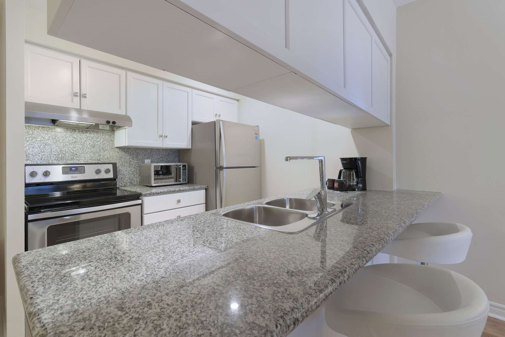 Kjøleskap, mikrobølgeovn, ovn og kokeplater