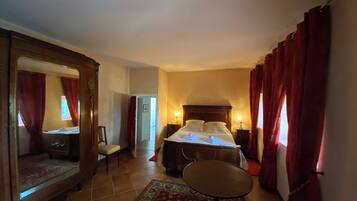 4 bedrooms, desk, iron/ironing board, bed sheets