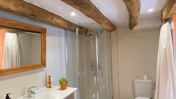 Ducha, artículos de tocador gratuitos, secador de pelo, toallas