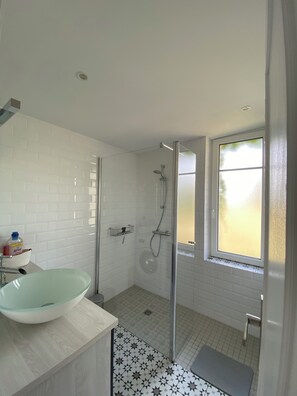 Dusche, kostenlose Toilettenartikel, Haartrockner, Handtücher