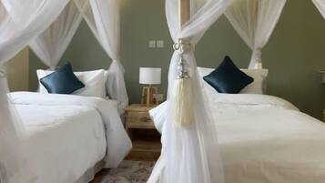 Zimmersafe, laptopgeeigneter Arbeitsplatz, kostenloses WLAN, Bettwäsche