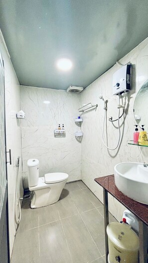 Hair dryer, towels, soap, toilet paper - Cozey Homey in an aged building #Hochiminh #citycenter #3beds (Hồ Chí Minh)