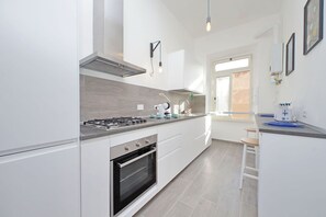 Een koelkast, een oven, een kookplaat, een koffiezetapparaat/waterkoker