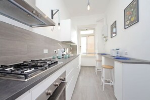 Een koelkast, een oven, een kookplaat, een koffiezetapparaat/waterkoker