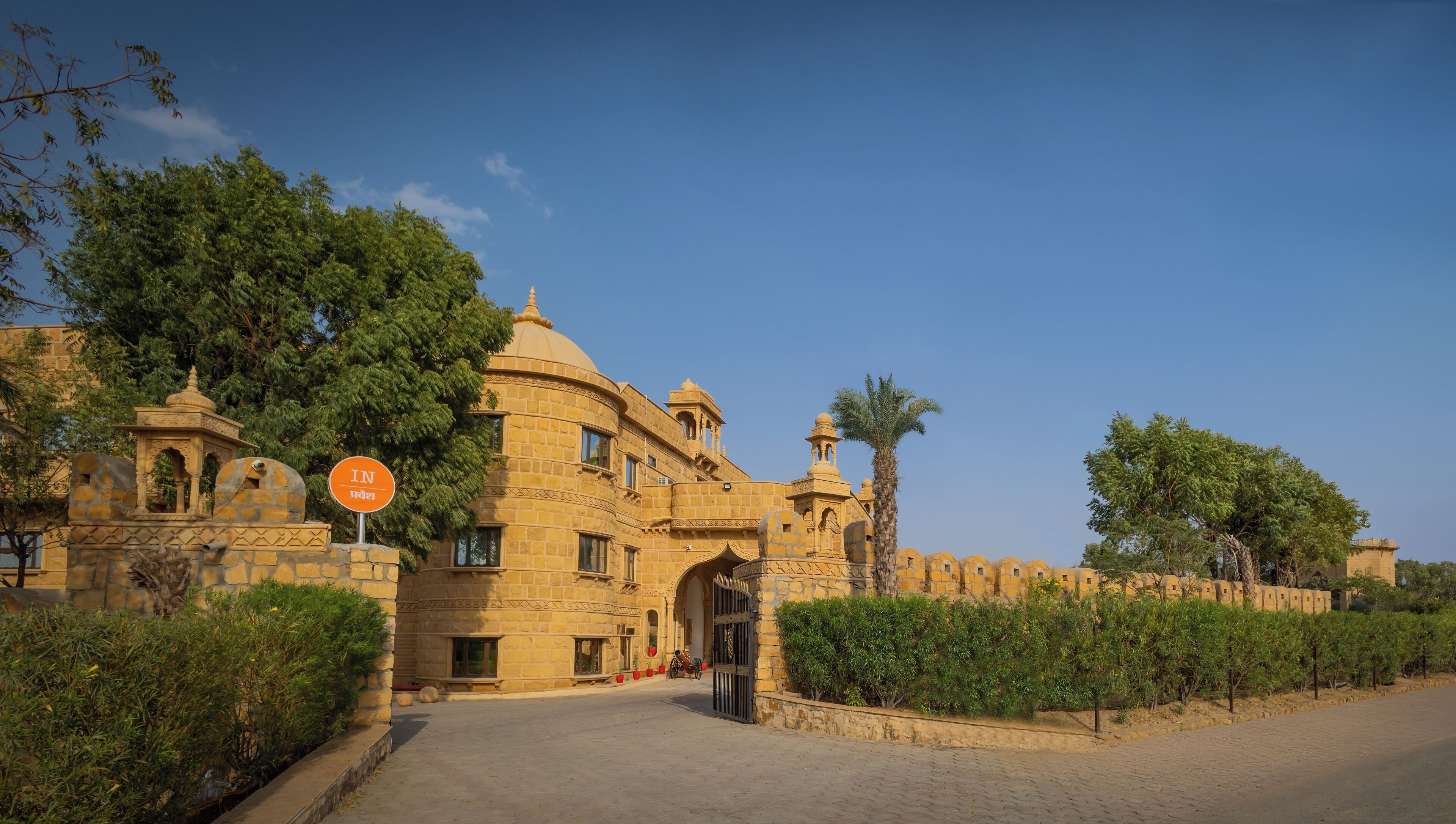 Un edificio histórico con un gran arco de entrada, una cúpula y un letrero que dice 'IN'.