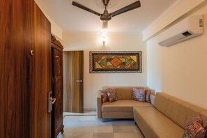 Chambre Double Familiale, vue ville | 1 chambre, coffres-forts dans les chambres, bureau