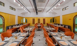 Desayuno buffet diario (INR 500 por persona)