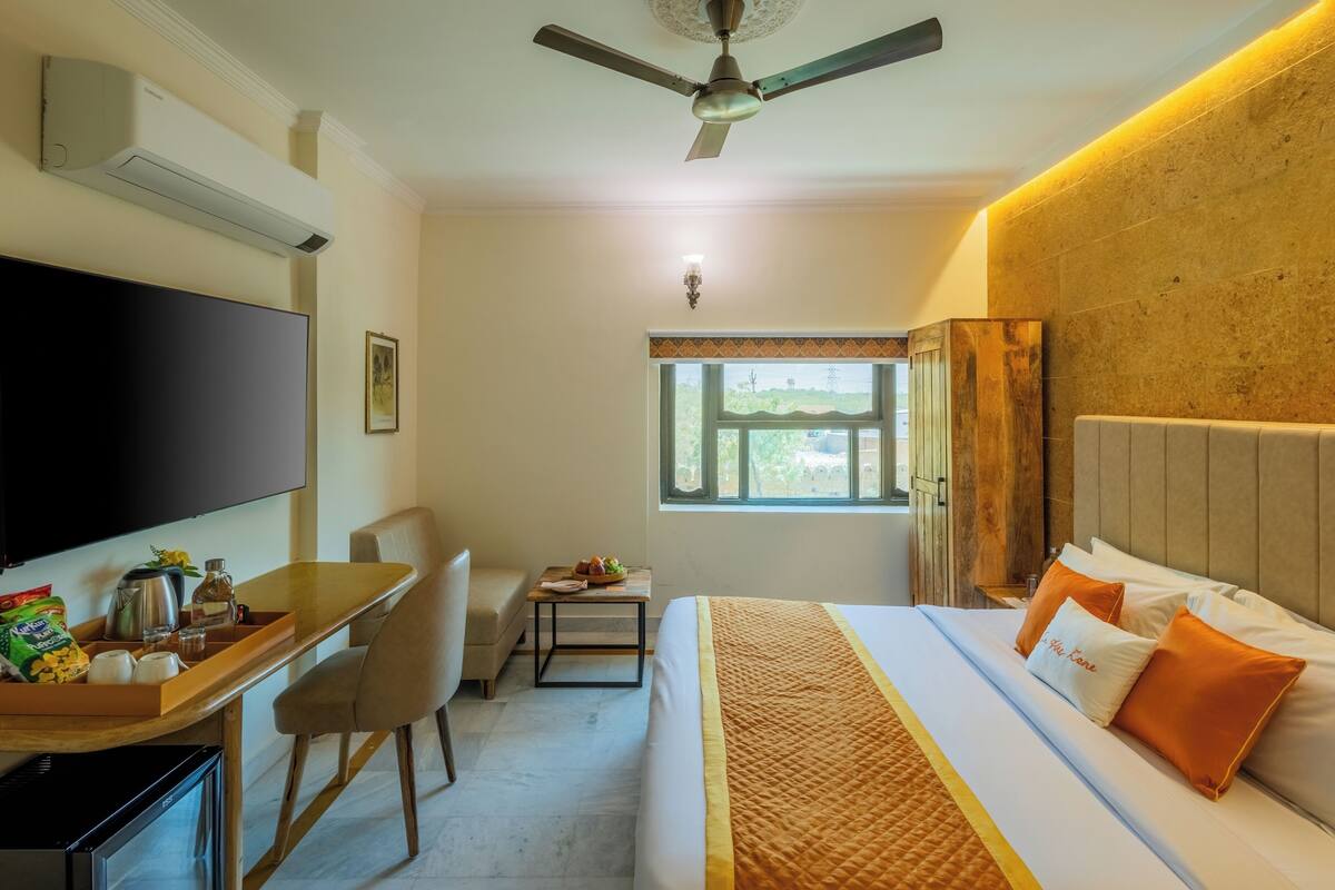 1 habitación, caja de seguridad en la habitación y escritorio