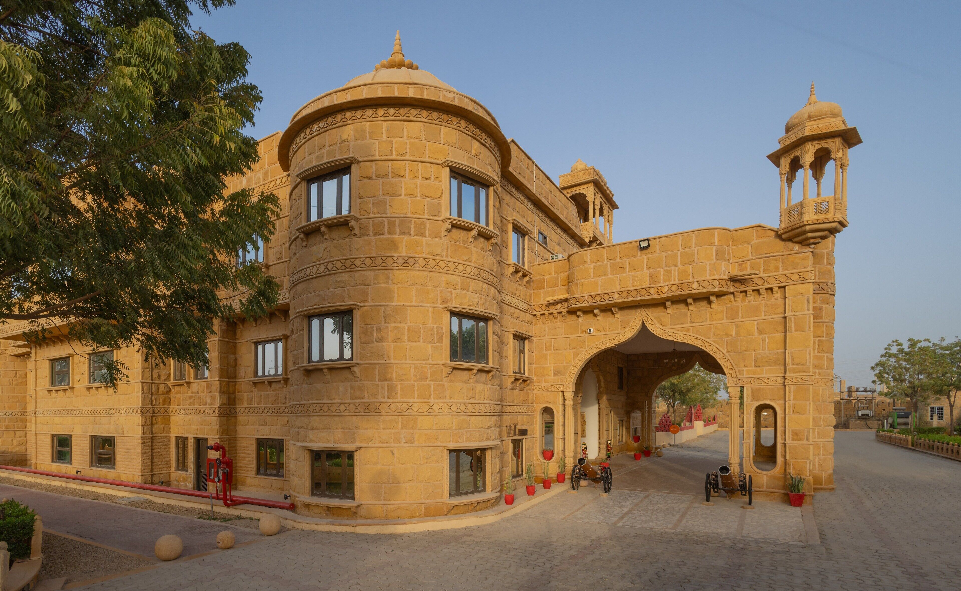 Un edificio histórico con un gran arco, varias ventanas y una torre.