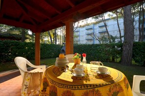 Outdoor dining - Rustic elegant villa in green surroundings (Lignano Sabbiadoro)