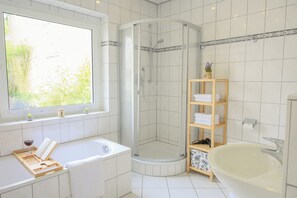 Haartrockner, Seife, Toilettenpapier