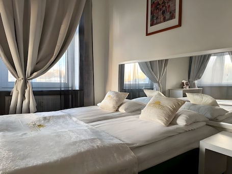 Escritorio, espacio para trabajar con laptop y wifi gratis . Sonne Hotel