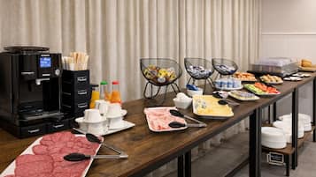 Tägliches Frühstücksbuffet (9 EUR pro Person)