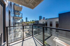 En modern byggnad med en glasbeklädd balkong som vetter ut mot stadsbilden.