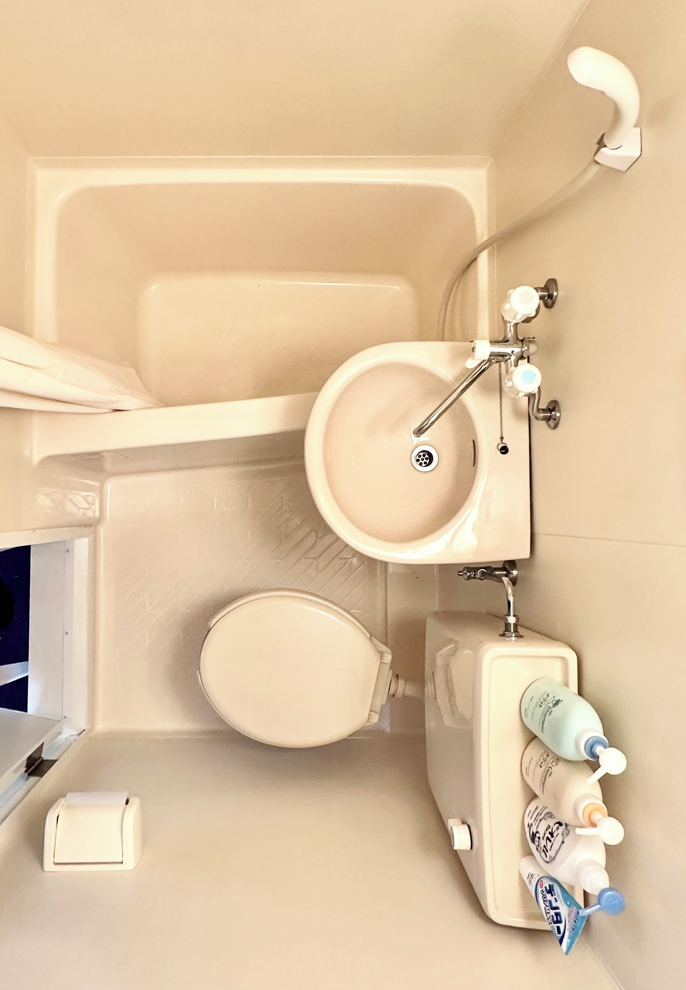 Un baño con bañera, inodoro y lavamanos.