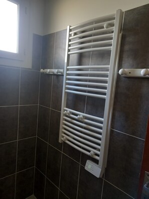 Shower, hair dryer, towels, soap - Elegant, fully-equipped guest room facing the Ariege Pyrenees, TV and WIFI. (Lavelanet)