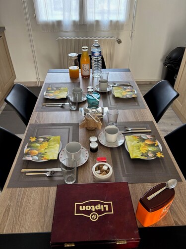 Elegant, fully-equipped guest room facing the Ariege Pyrenees, TV and WIFI.