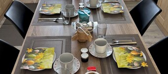 Elegant, fully-equipped guest room facing the Ariege Pyrenees, TV and WIFI.