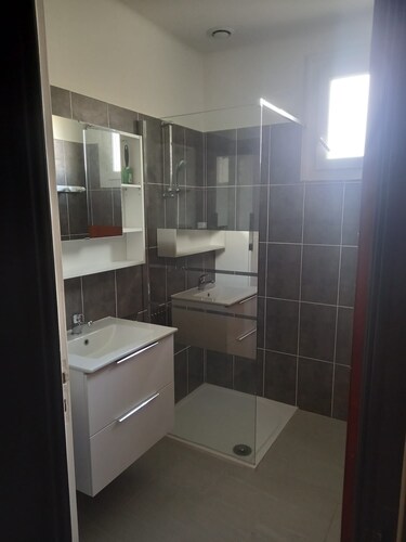Elegant, fully-equipped guest room facing the Ariege Pyrenees, TV and WIFI.