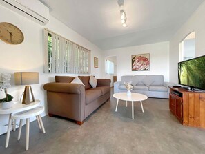 TV - Hunter Homestead & Cottage - Large group accommodation in perfect Lovedale location (LOVEDALE)