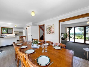 Dining - Hunter Homestead & Cottage - Large group accommodation in perfect Lovedale location (LOVEDALE)