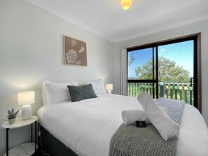 5 bedrooms, iron/ironing board, Internet, bed sheets