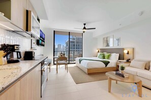 Iron/ironing board, travel crib, WiFi, bed sheets - Oasis Studio with Gym & Pool (Miami)