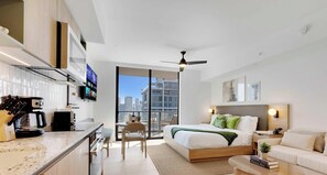 熨斗/熨衣板、旅行婴儿床、WiFi、床单