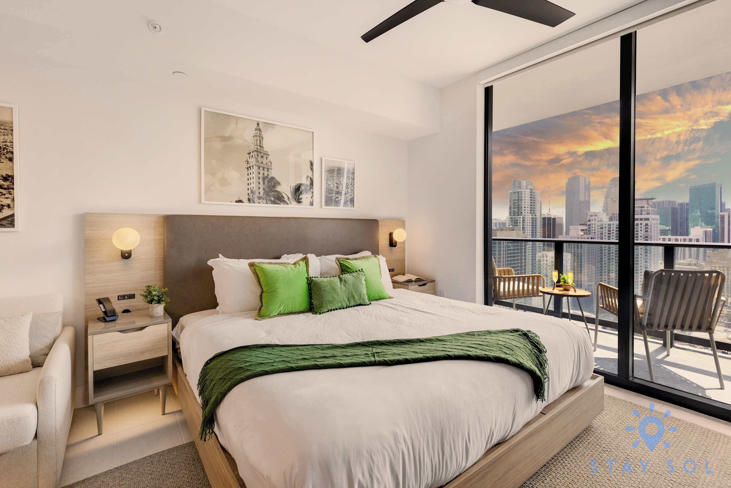 Fer et planche à repasser, lit parapluie, Wi-Fi, draps fournis