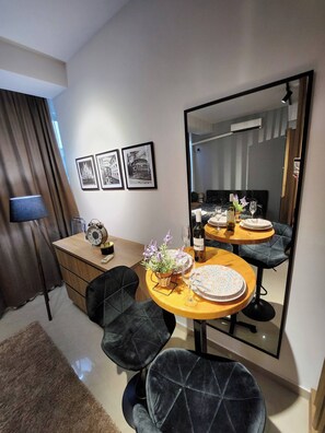 Apartment, 1 Bedroom, Smoking, City View | Dining room