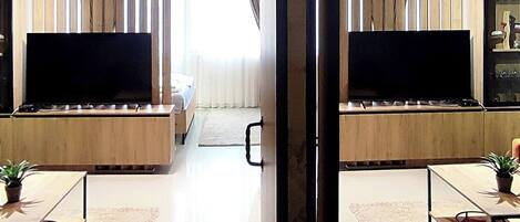 Apartment, 1 Bedroom, Smoking, City View | Living room