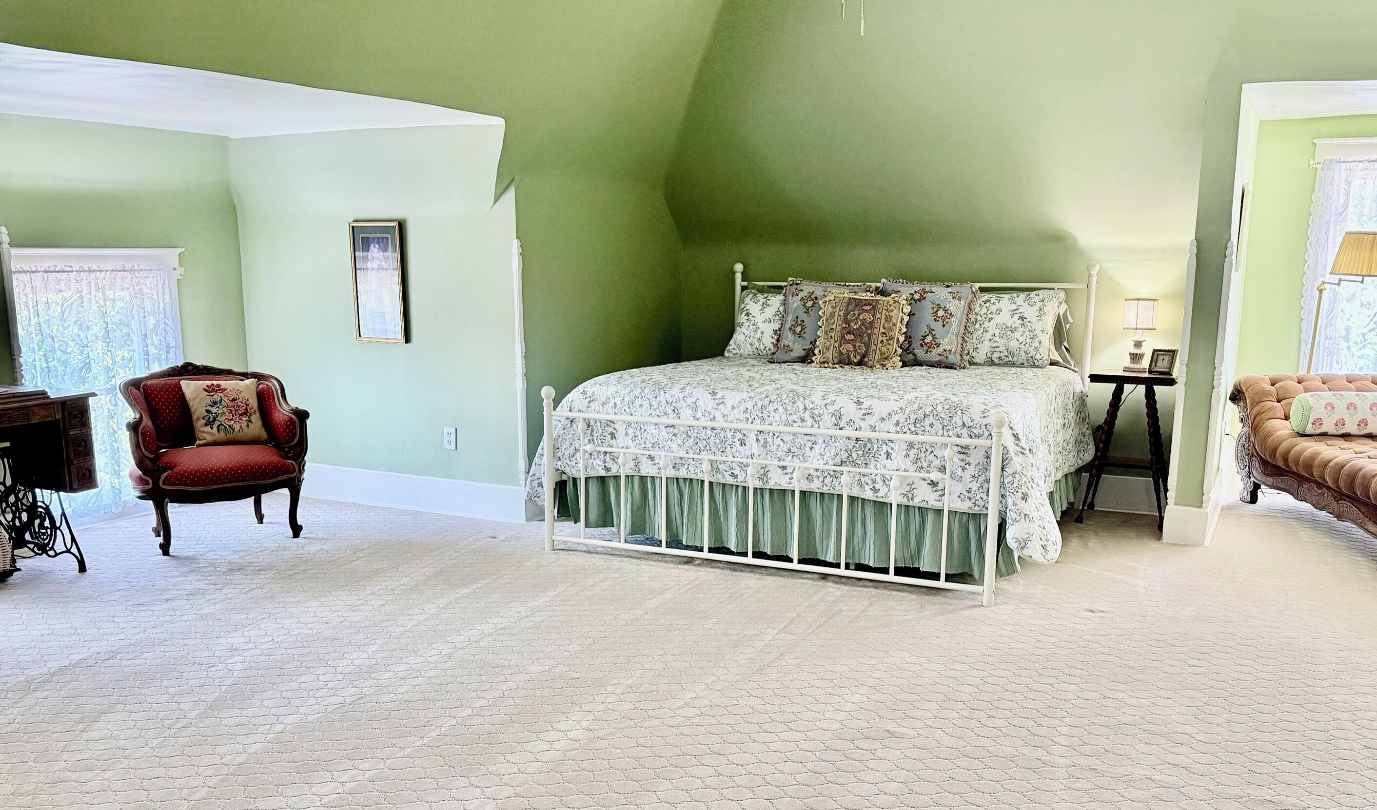Grand Room, 1 King Bed | Individually decorated, individually furnished, iron/ironing board