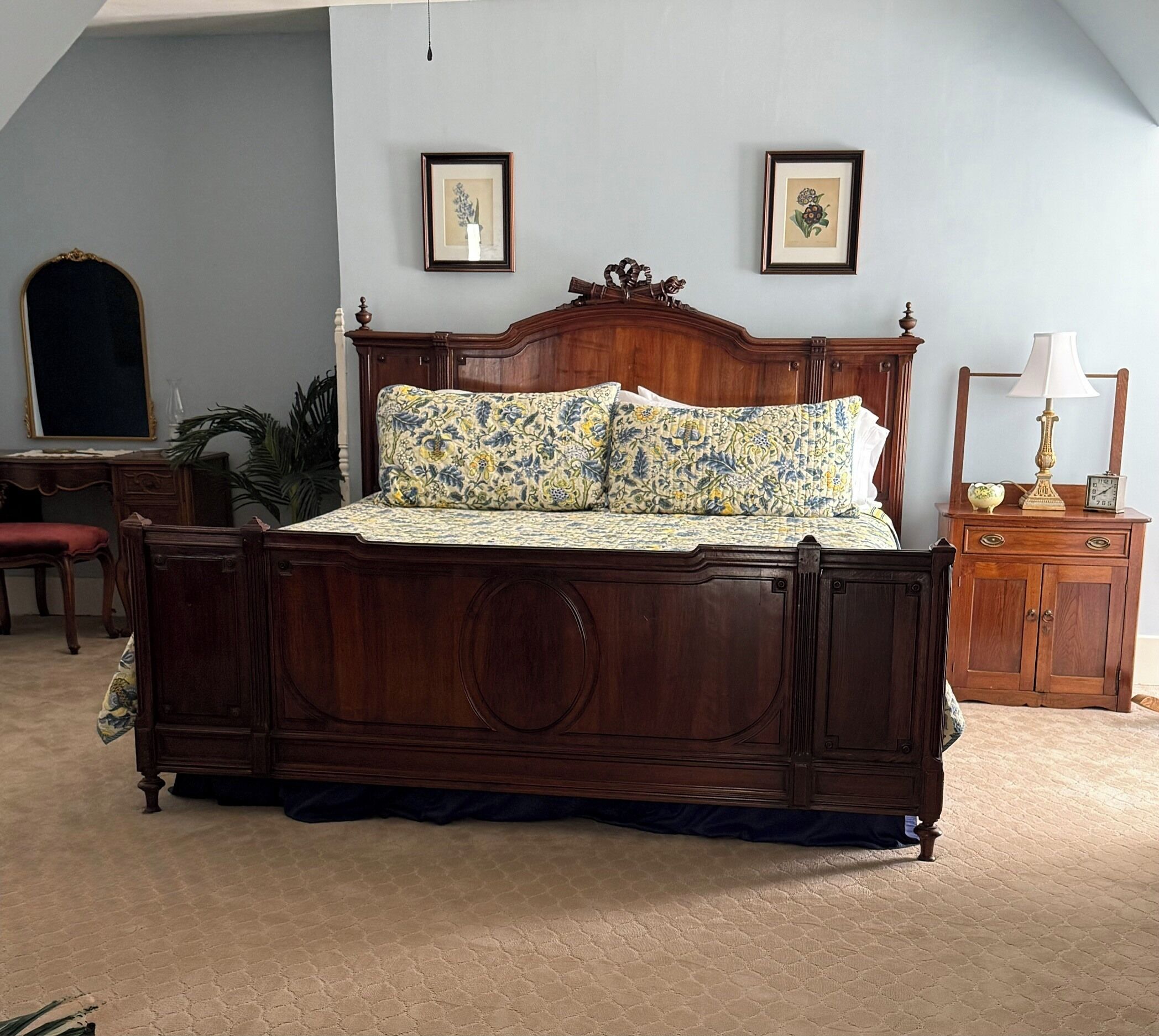 Luxury Room | Iron/ironing board, WiFi (free), bed sheets