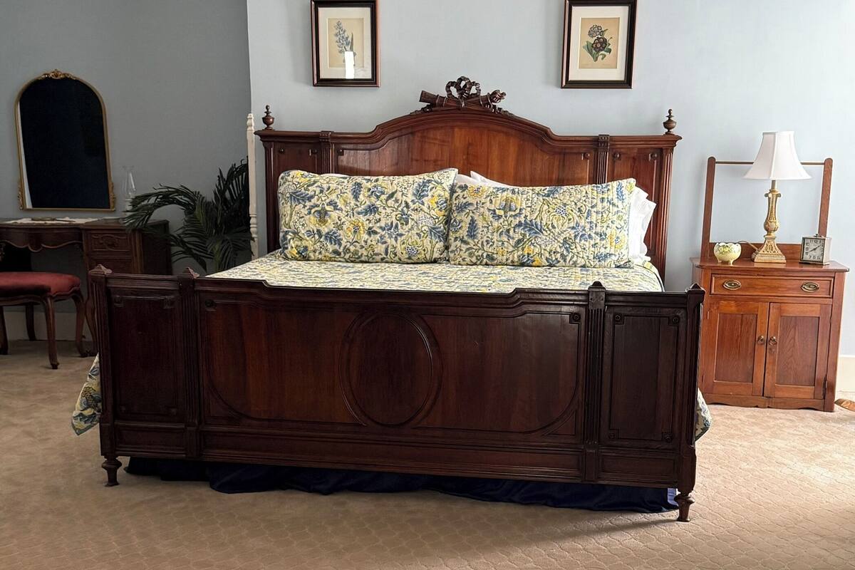 Habitación de lujo | Tabla de planchar con plancha, wifi gratis y ropa de cama 