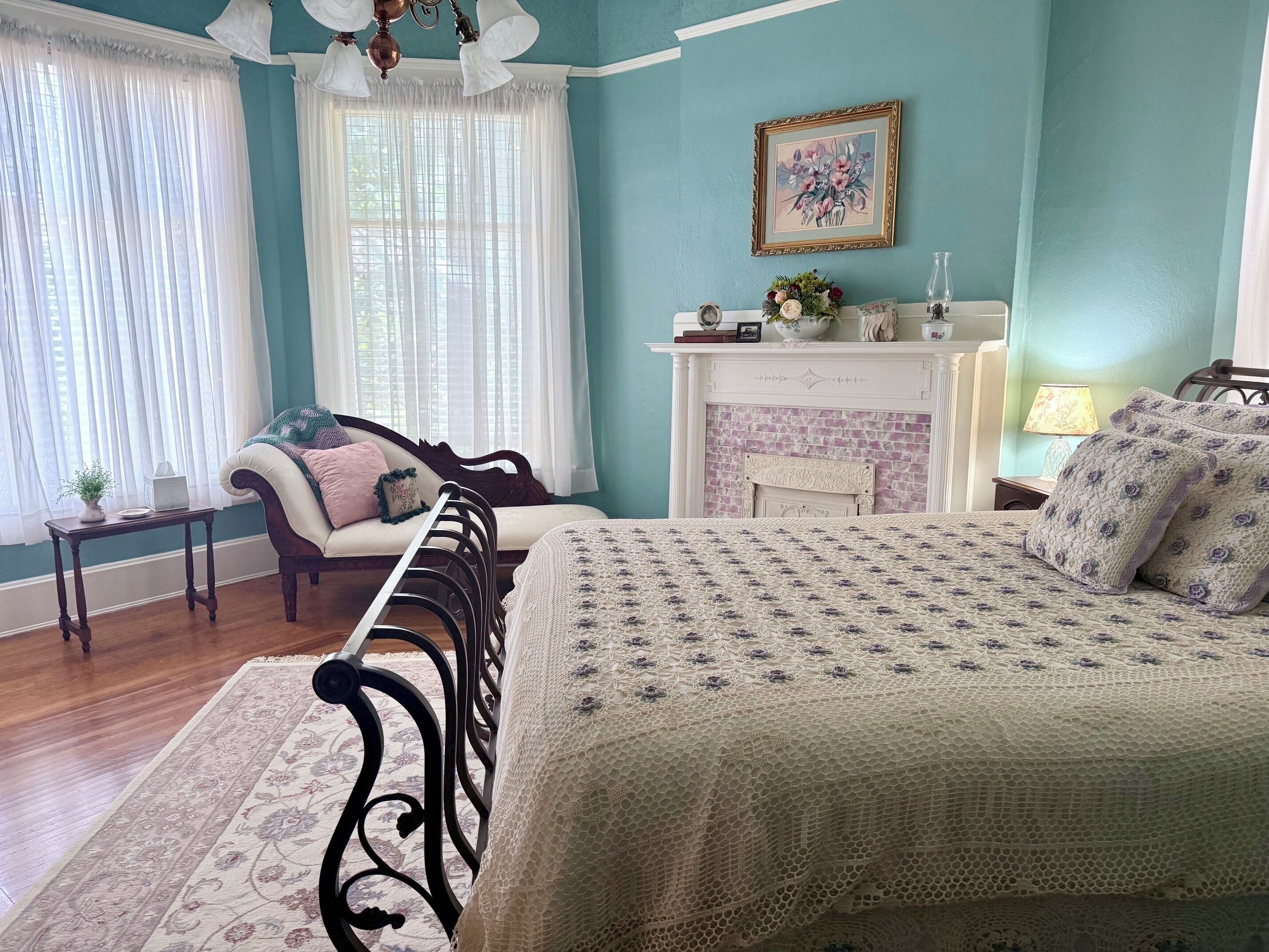 Comfort Room | Iron/ironing board, WiFi (free), bed sheets